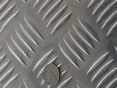 供應(yīng)花紋鋁板 1.5*1220*2440五條筋型花紋鋁板 純鋁花紋板君實(shí)供