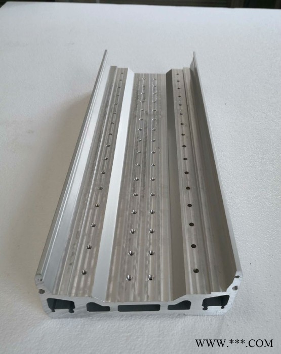 大用鋁合金加工中心 鋁素材生產(chǎn)鋁型材氧化噴涂電泳噴砂表面處理切削打孔深加工廠家